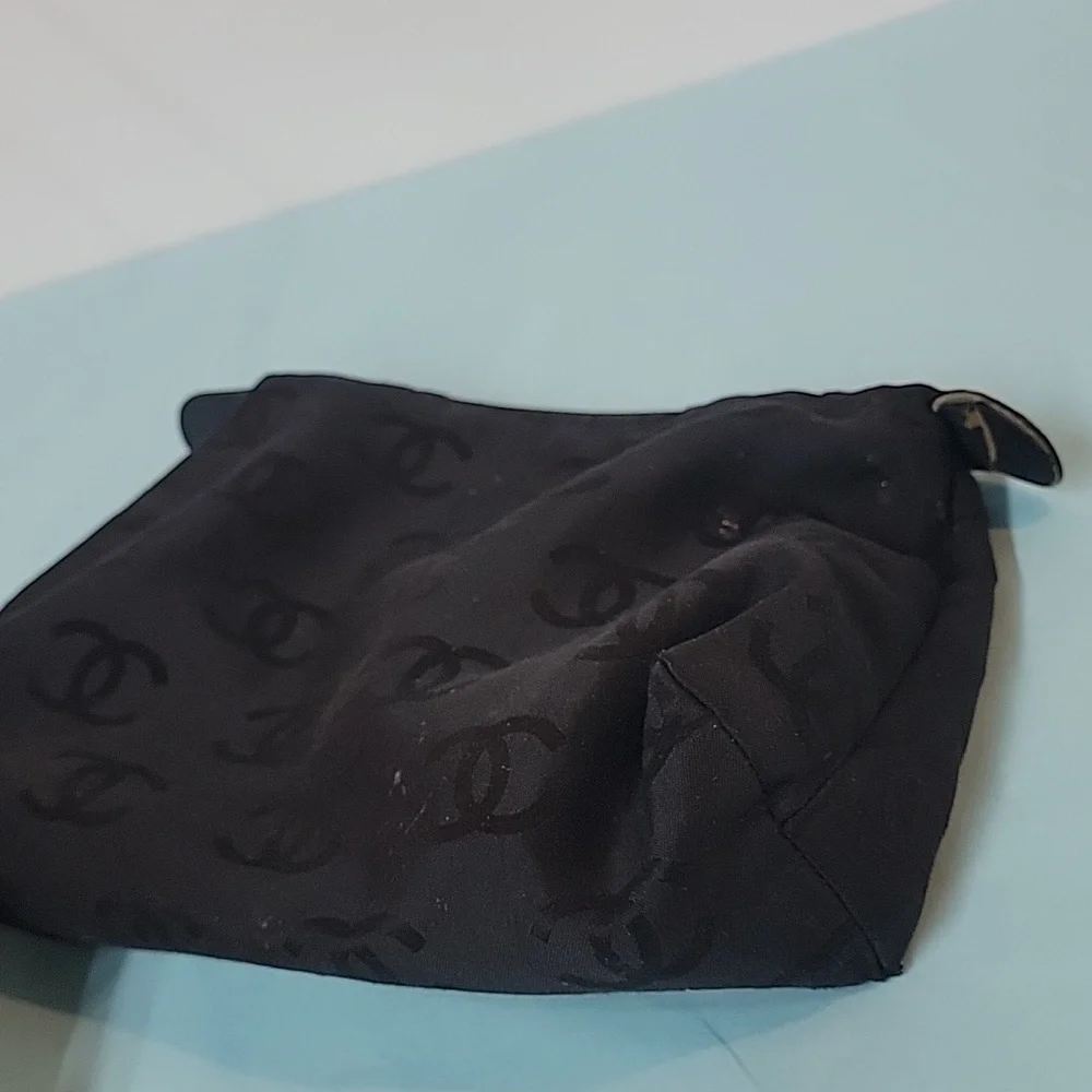 Chanel CC Logo Zip Closure Makeup Bag - Picture 16 of 16